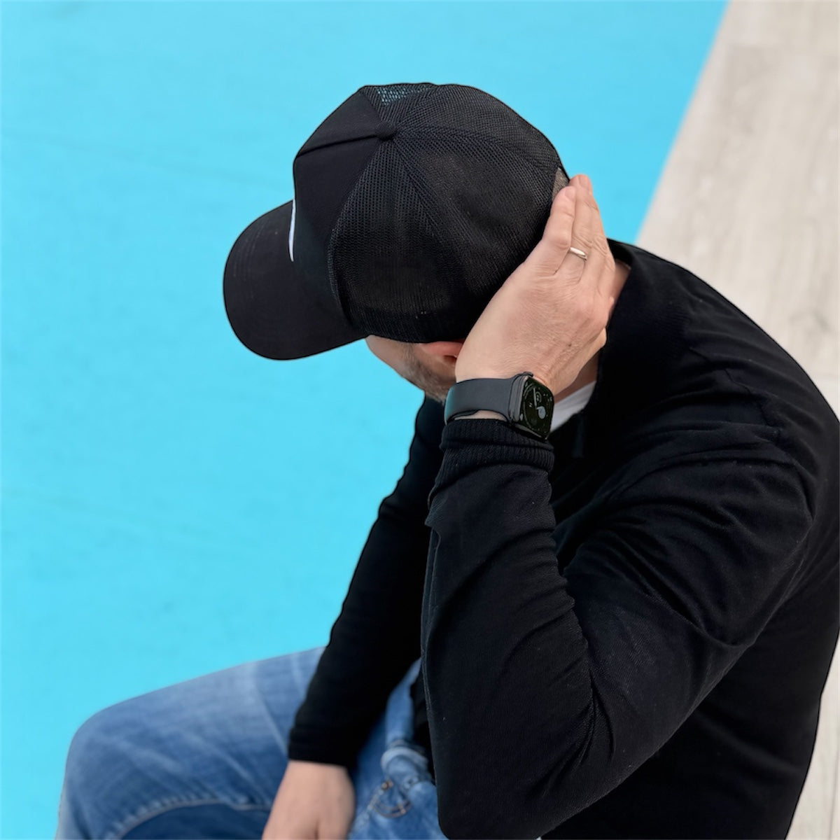 Cappello rapper nero indossato