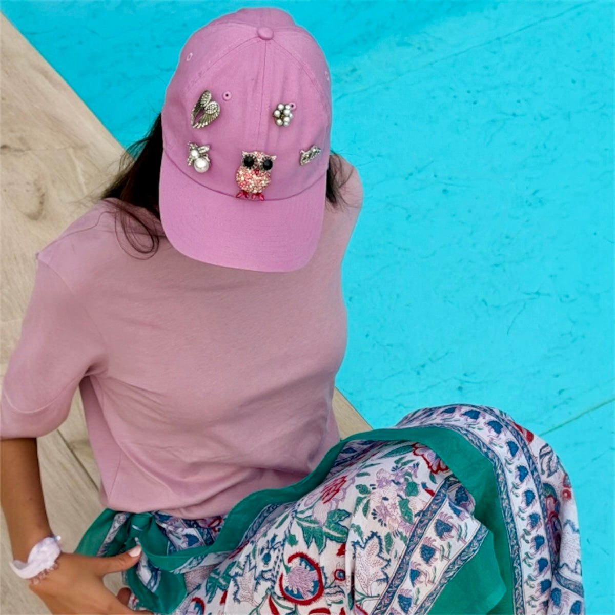 Cappello sei pannelli rosa spille indossato
