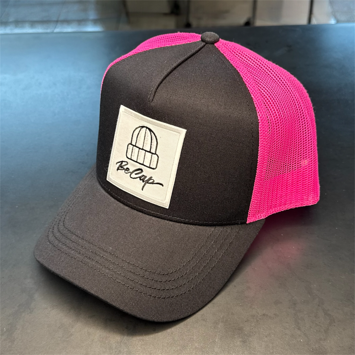 CAPPELLO RAPPER NERO ROSA FLUO