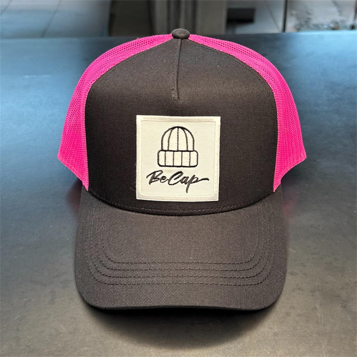 CAPPELLO RAPPER NERO ROSA FLUO