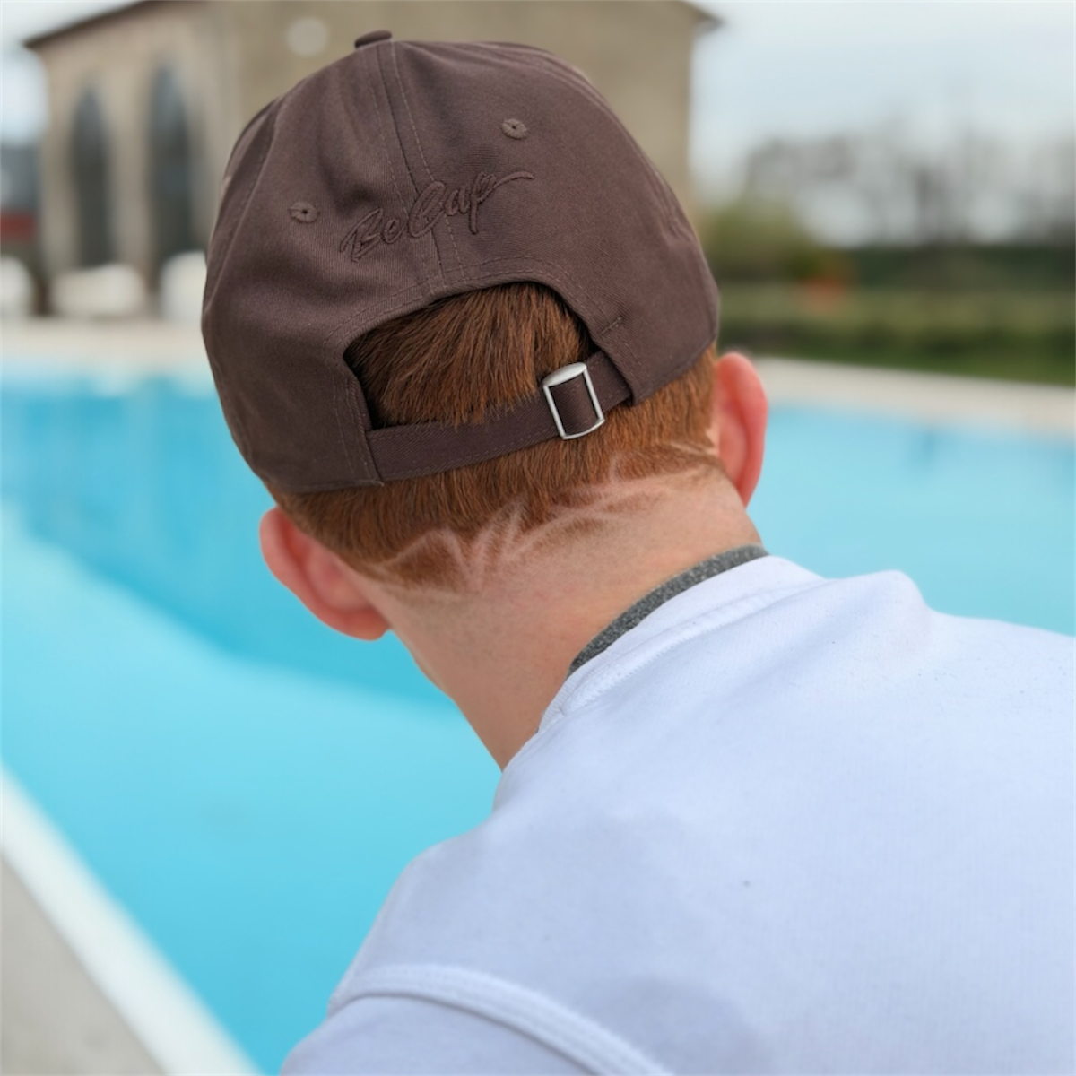 Cappello 5 pannelli marrone retro indossato