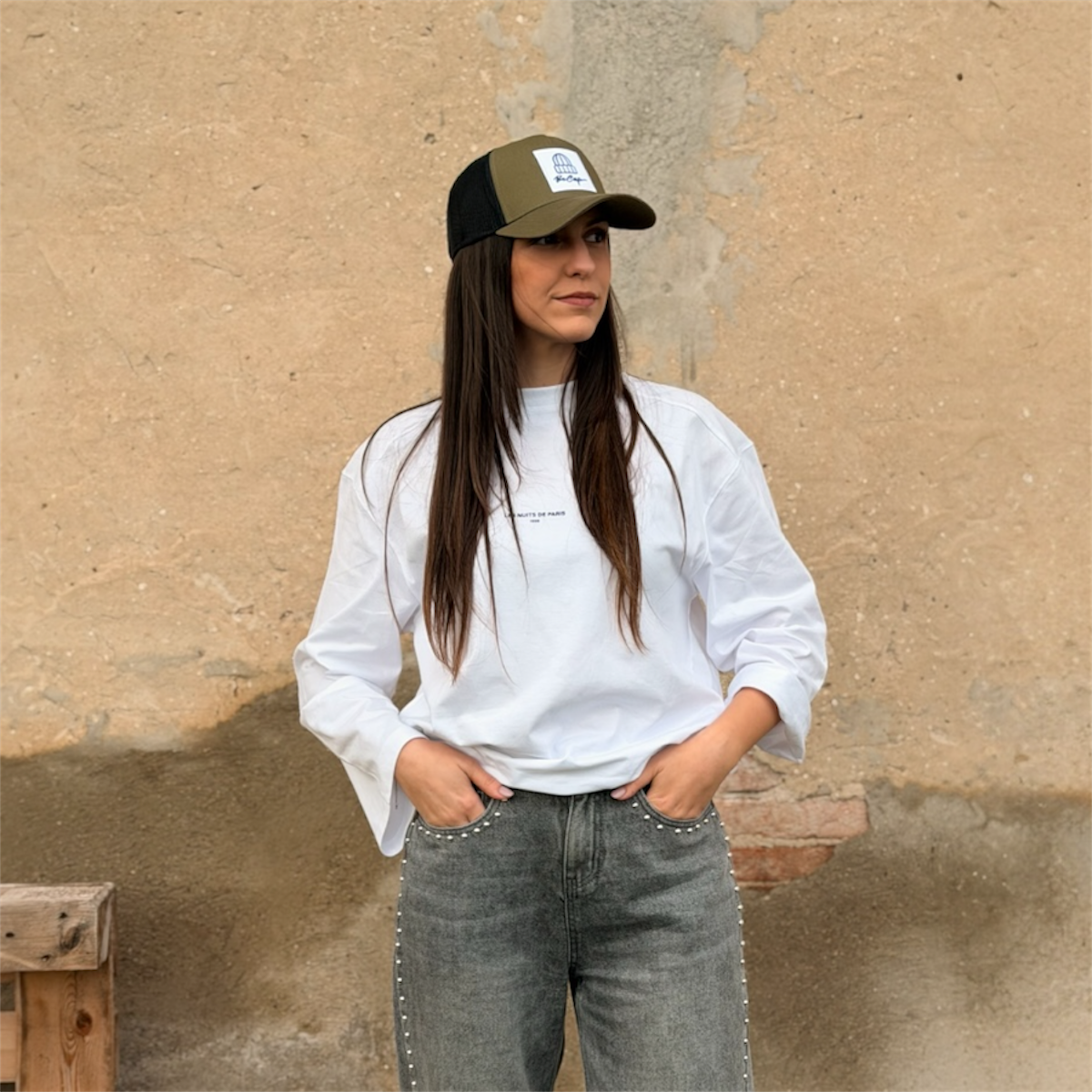 Cappello rapper logo becap oliva nero indossato