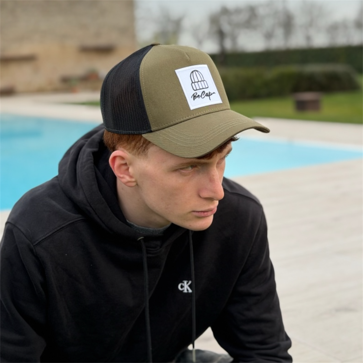 Cappello rapper logo becap oliva nero indossato fronte