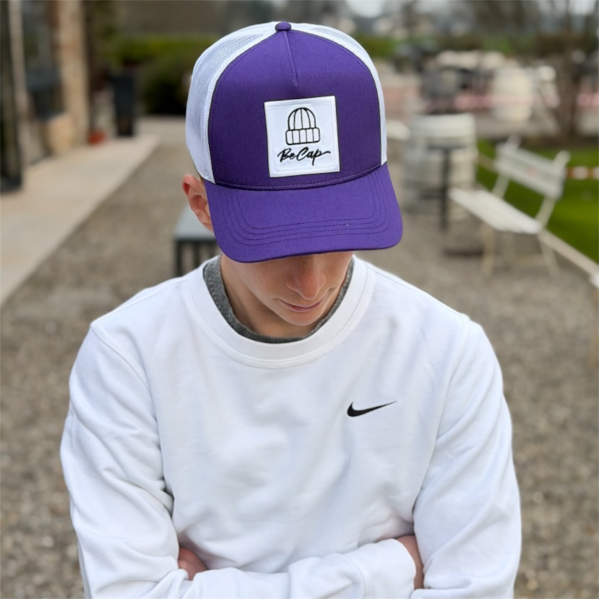 Cappello rapper logo becap viola bianco indossato