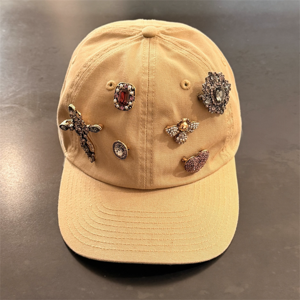 Cappello sei pannelli beige spille 