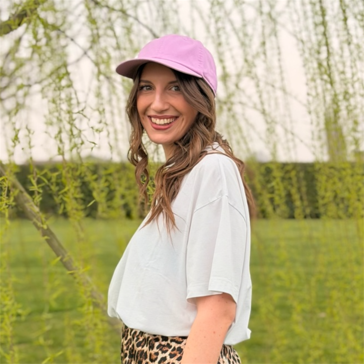 Cappello sei pannelli rosa indossato