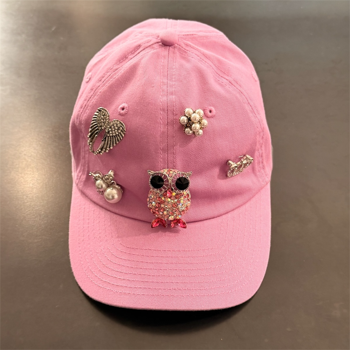 Cappello sei pannelli rosa spille