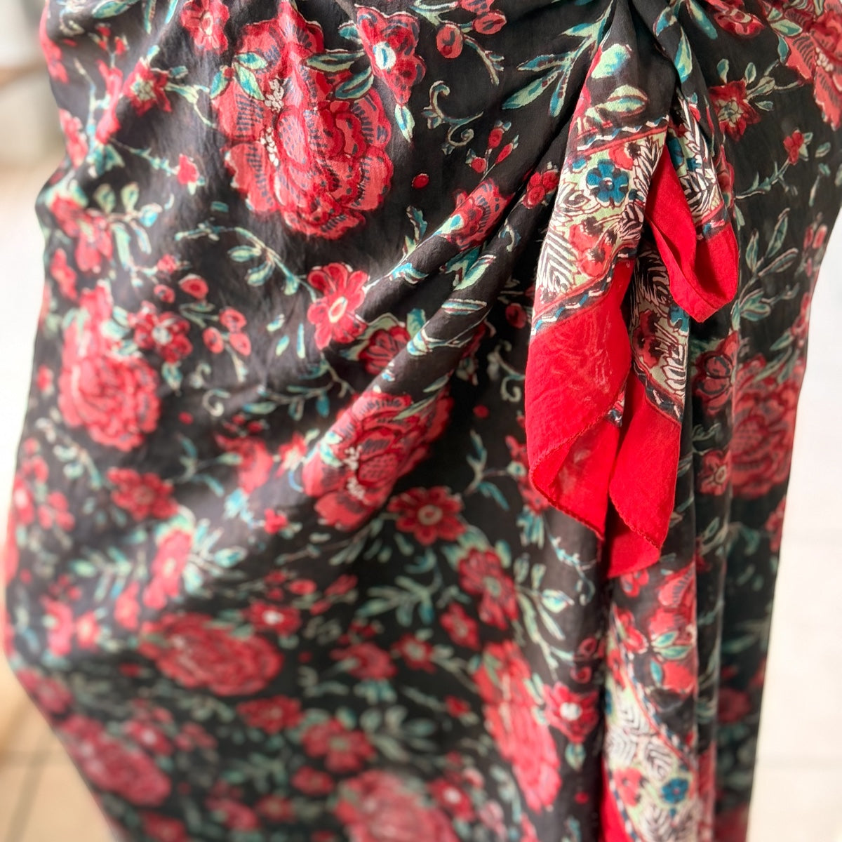 TELO PAREO FANTASIA NERO ROSSO
