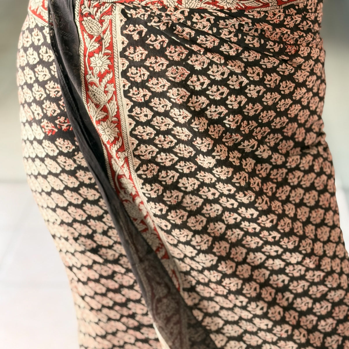 Telo pareo fantasia nero beige indossato